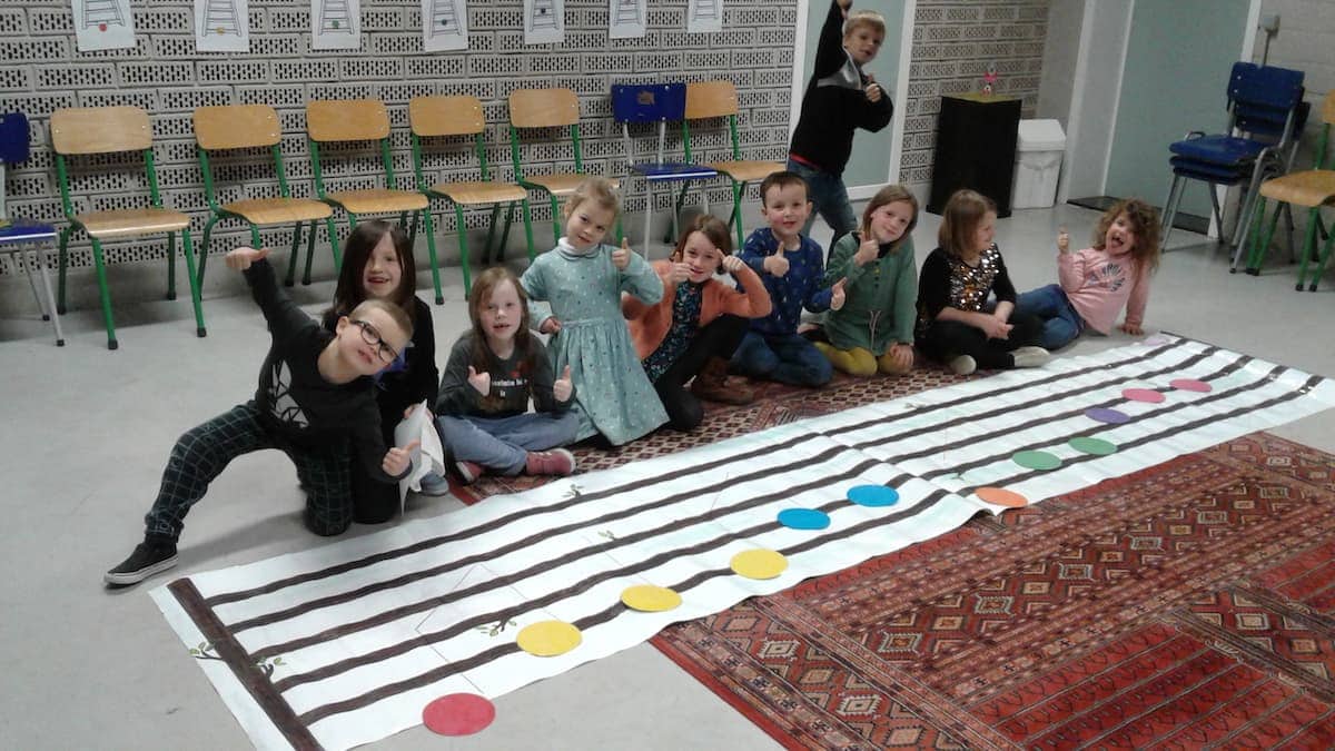 Zie hier onze levendige groep kinderen tijdens een leuke les over de notenbalk.